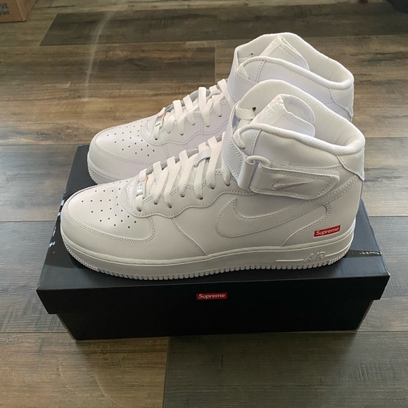 Men’s Supreme Nike Air Force One Sneakers Size 11 NIB